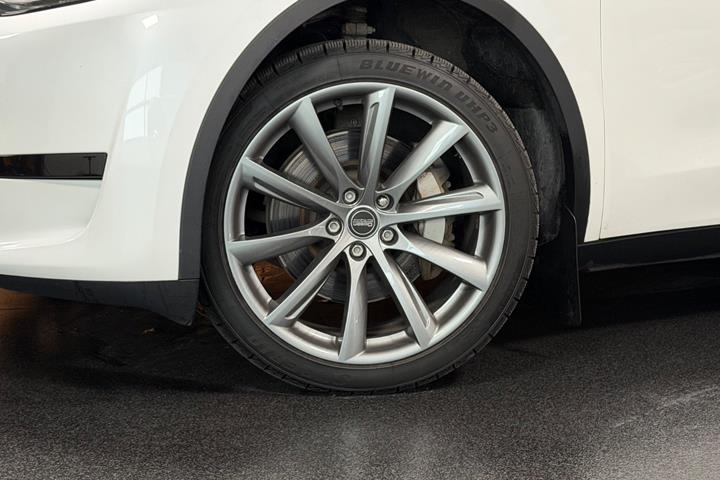 Hvid Tesla Model Y fra 2024