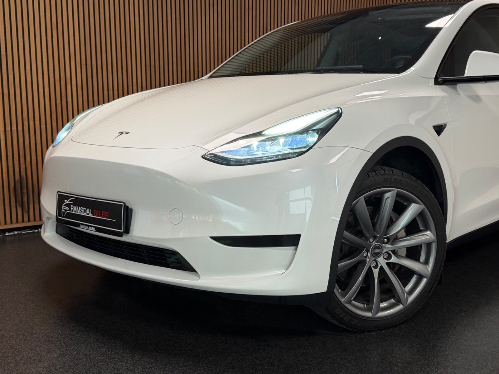 Hvid Tesla Model Y fra 2024