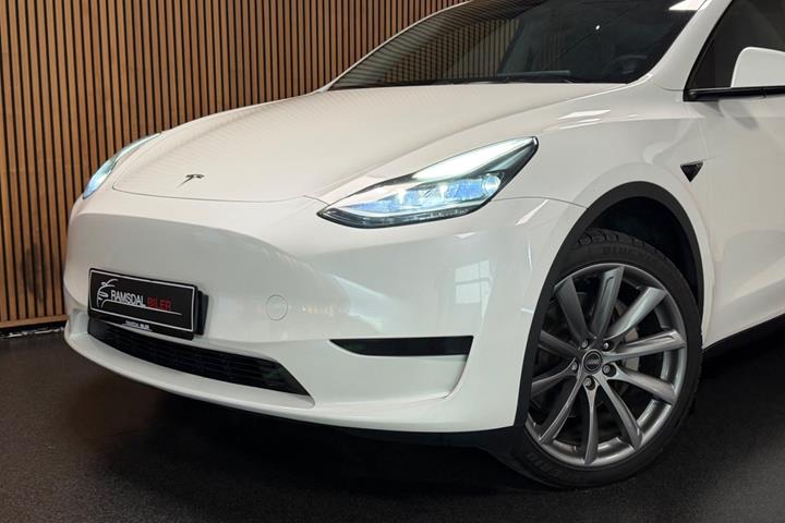 Hvid Tesla Model Y fra 2024