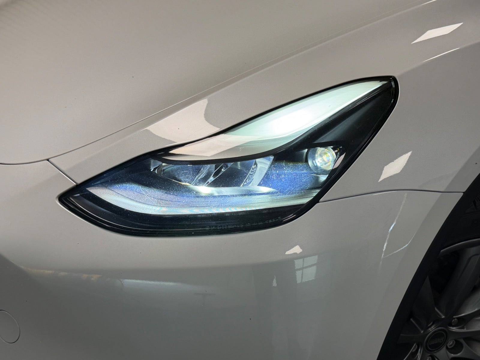 Hvid Tesla Model Y fra 2024