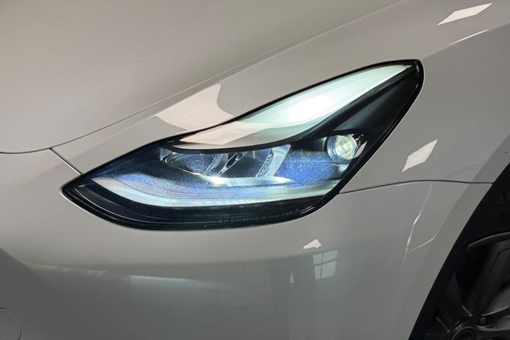 Hvid Tesla Model Y fra 2024
