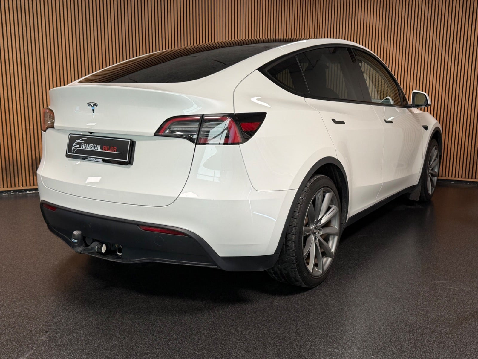 Hvid Tesla Model Y fra 2024