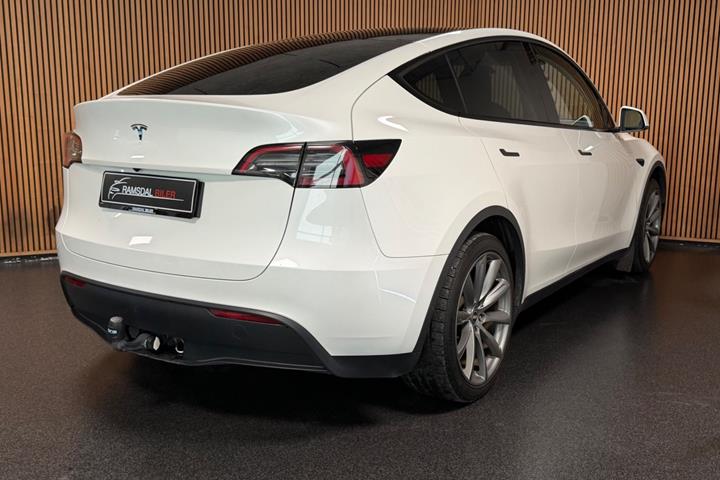 Hvid Tesla Model Y fra 2024