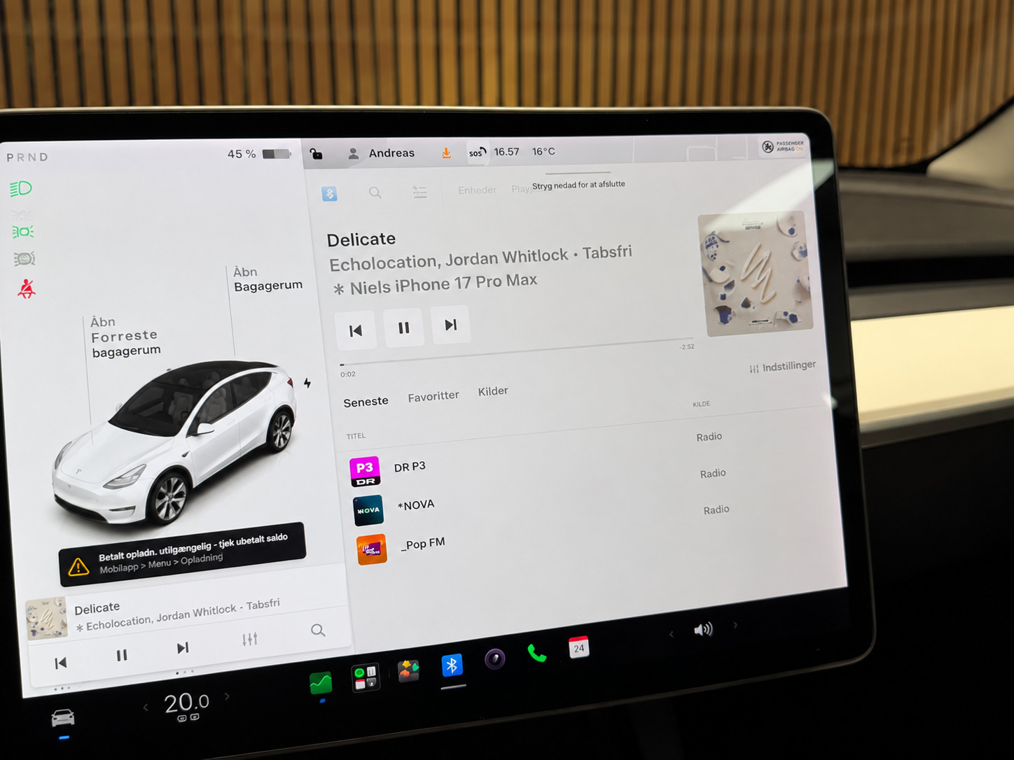 Hvid Tesla Model Y fra 2024