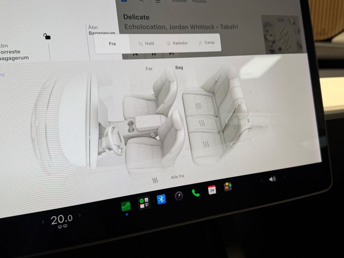 Hvid Tesla Model Y fra 2024