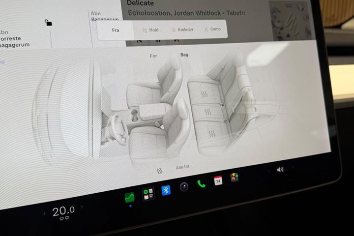 Hvid Tesla Model Y fra 2024