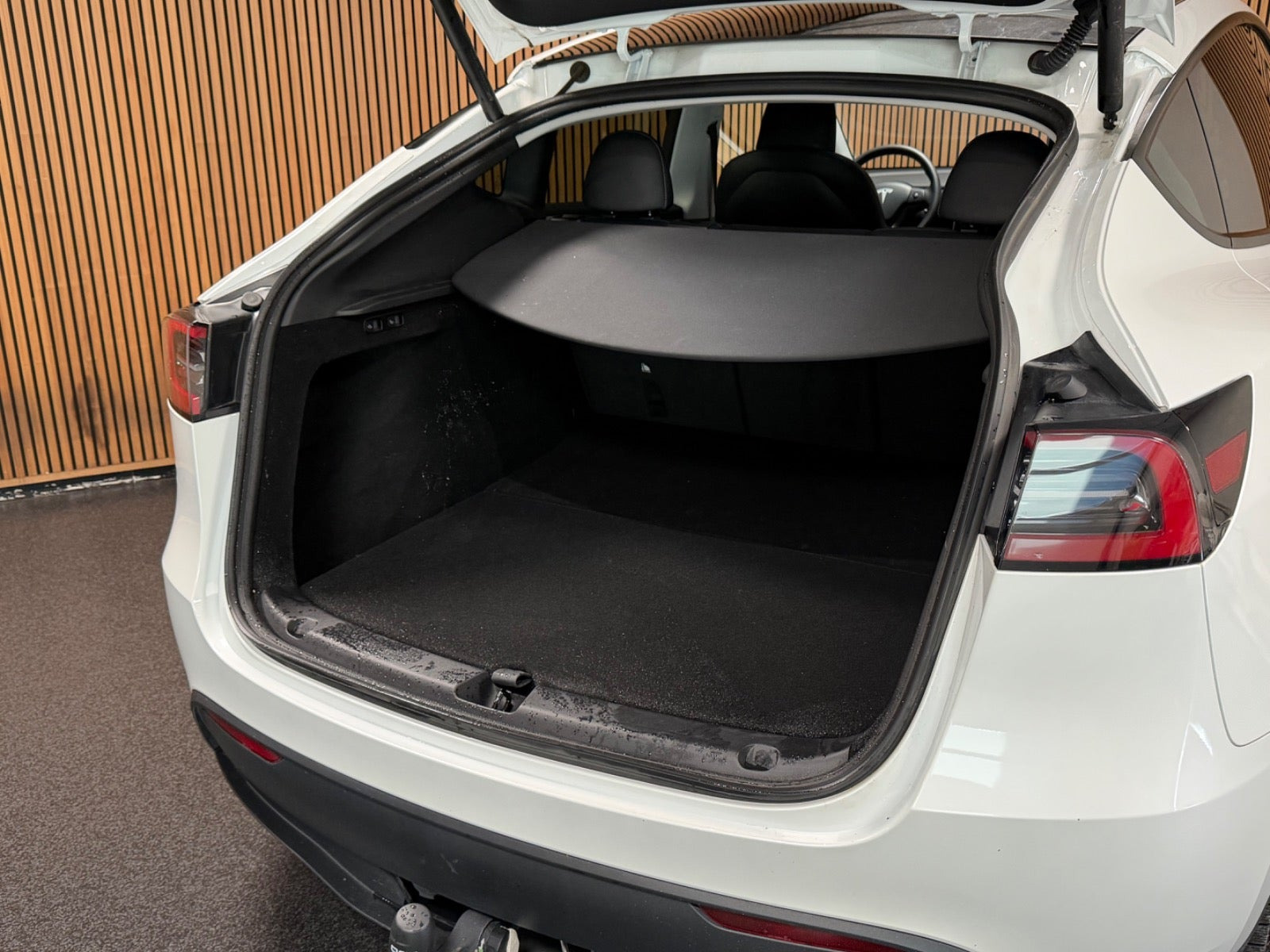 Hvid Tesla Model Y fra 2024