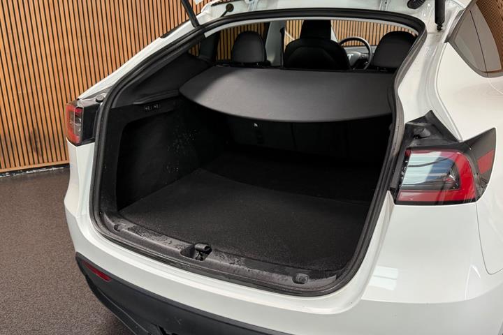 Hvid Tesla Model Y fra 2024