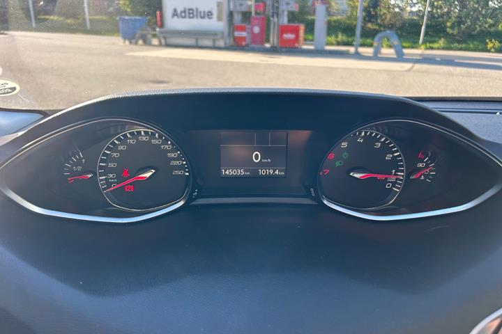 Blå Peugeot 308 fra 2019