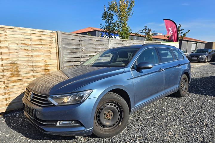 Blå VW Passat fra 2017