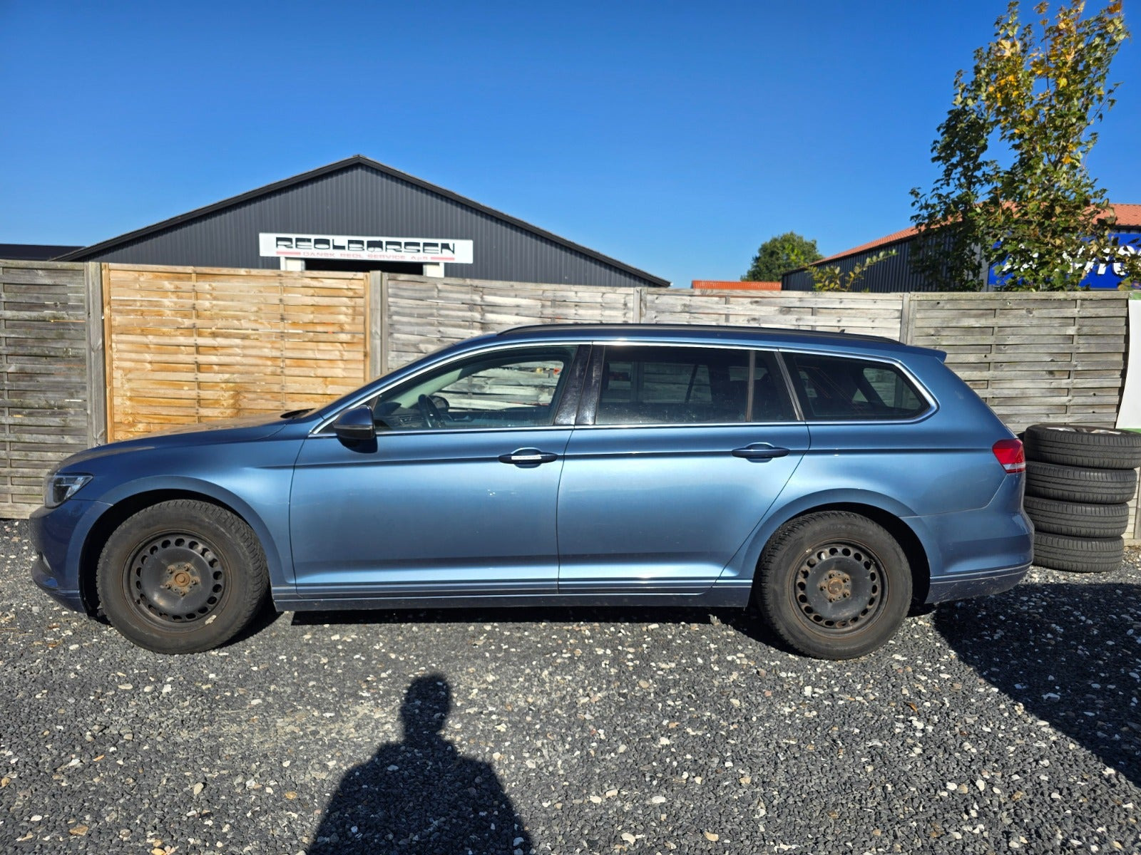 Blå VW Passat fra 2017