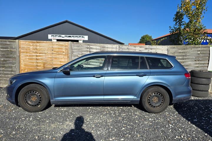 Blå VW Passat fra 2017