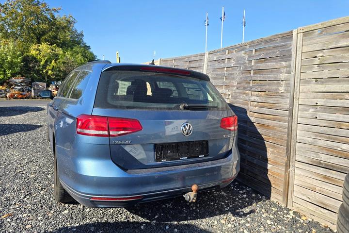Blå VW Passat fra 2017