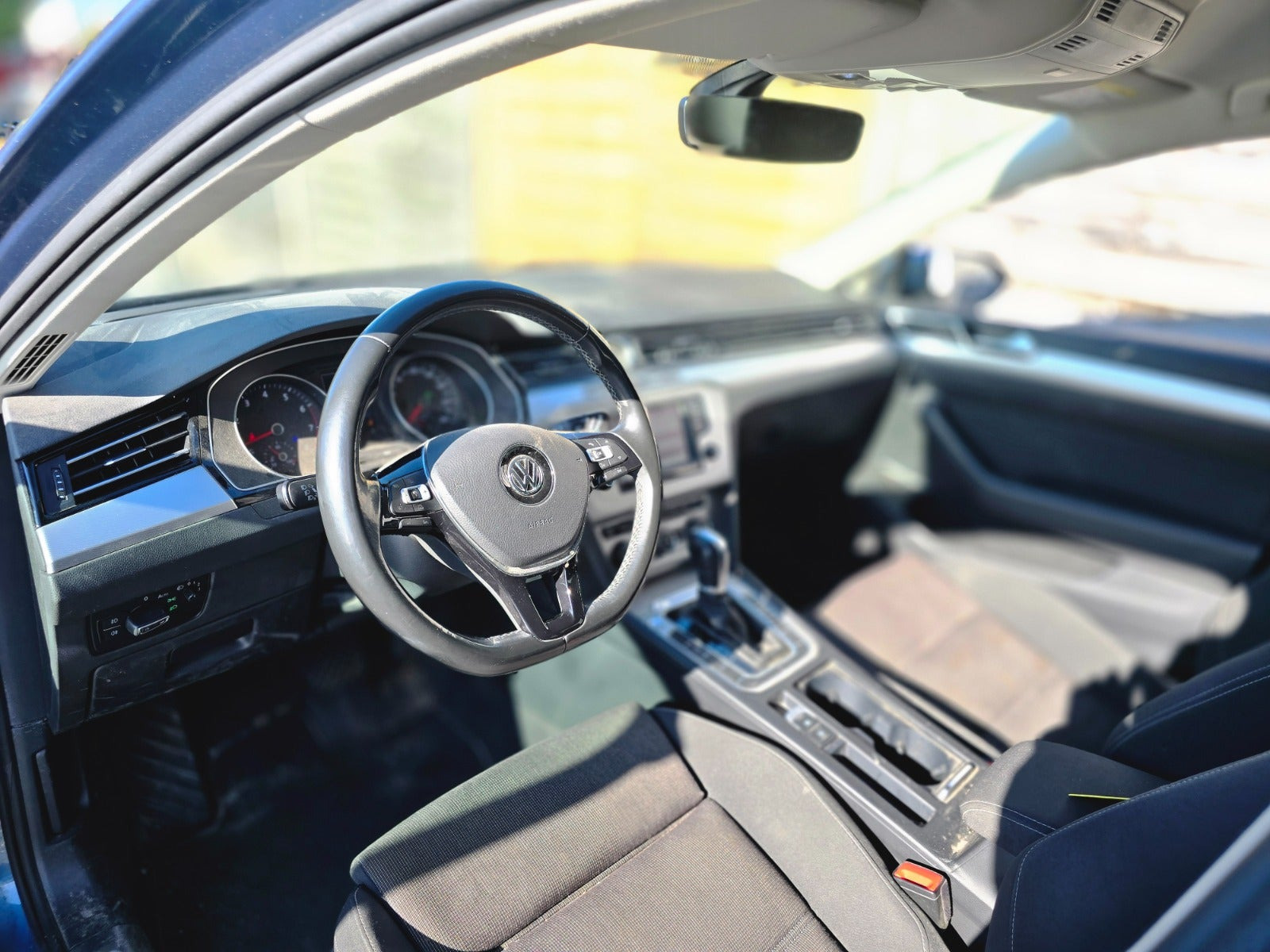 Blå VW Passat fra 2017