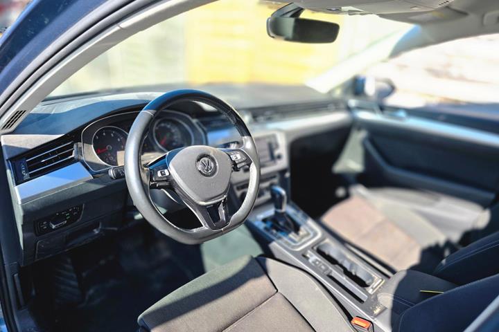 Blå VW Passat fra 2017