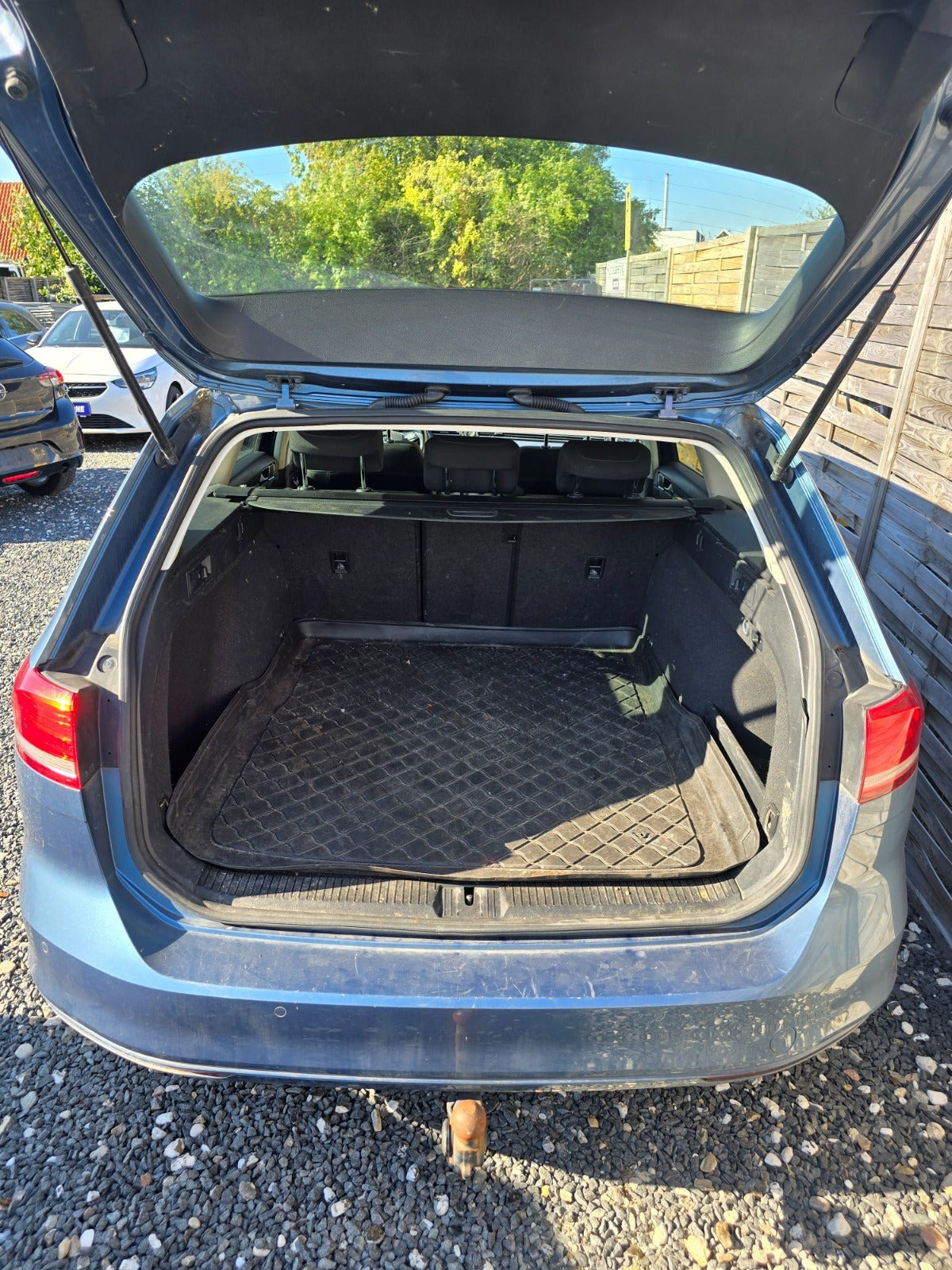 Blå VW Passat fra 2017