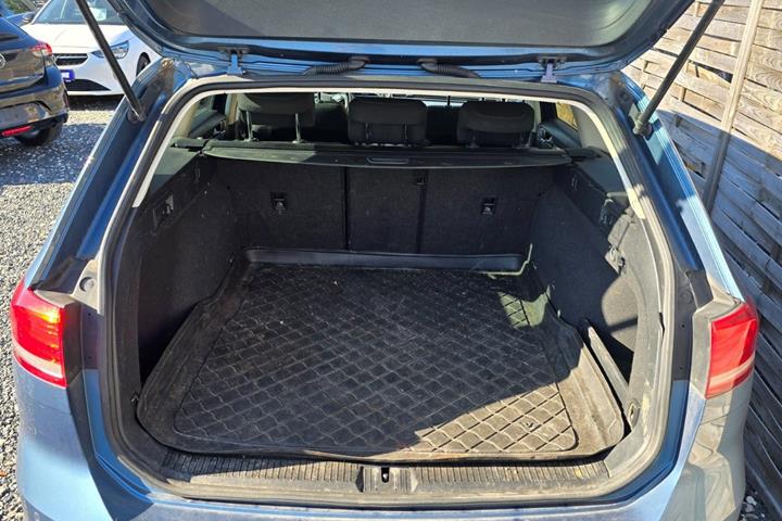 Blå VW Passat fra 2017