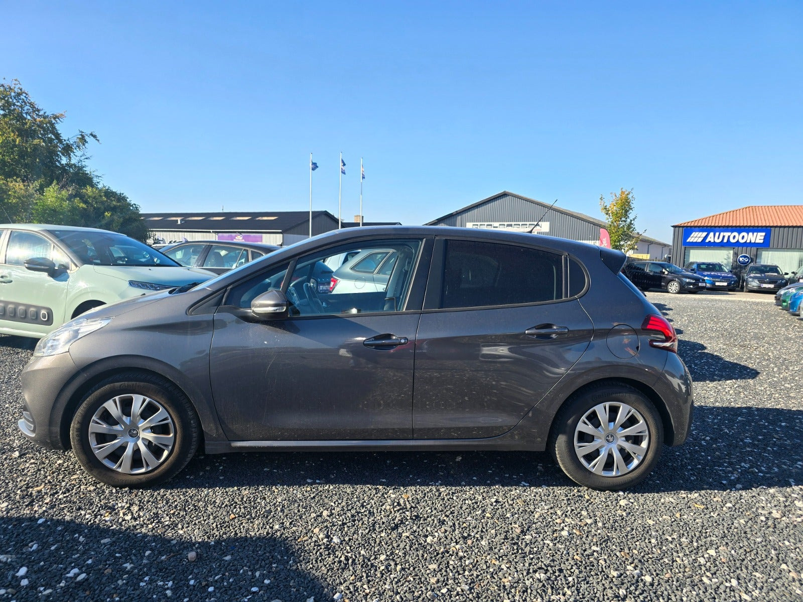 Grå Peugeot 208 fra 2019