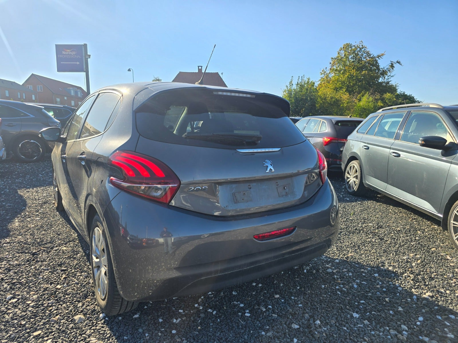 Grå Peugeot 208 fra 2019