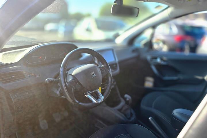 Grå Peugeot 208 fra 2019