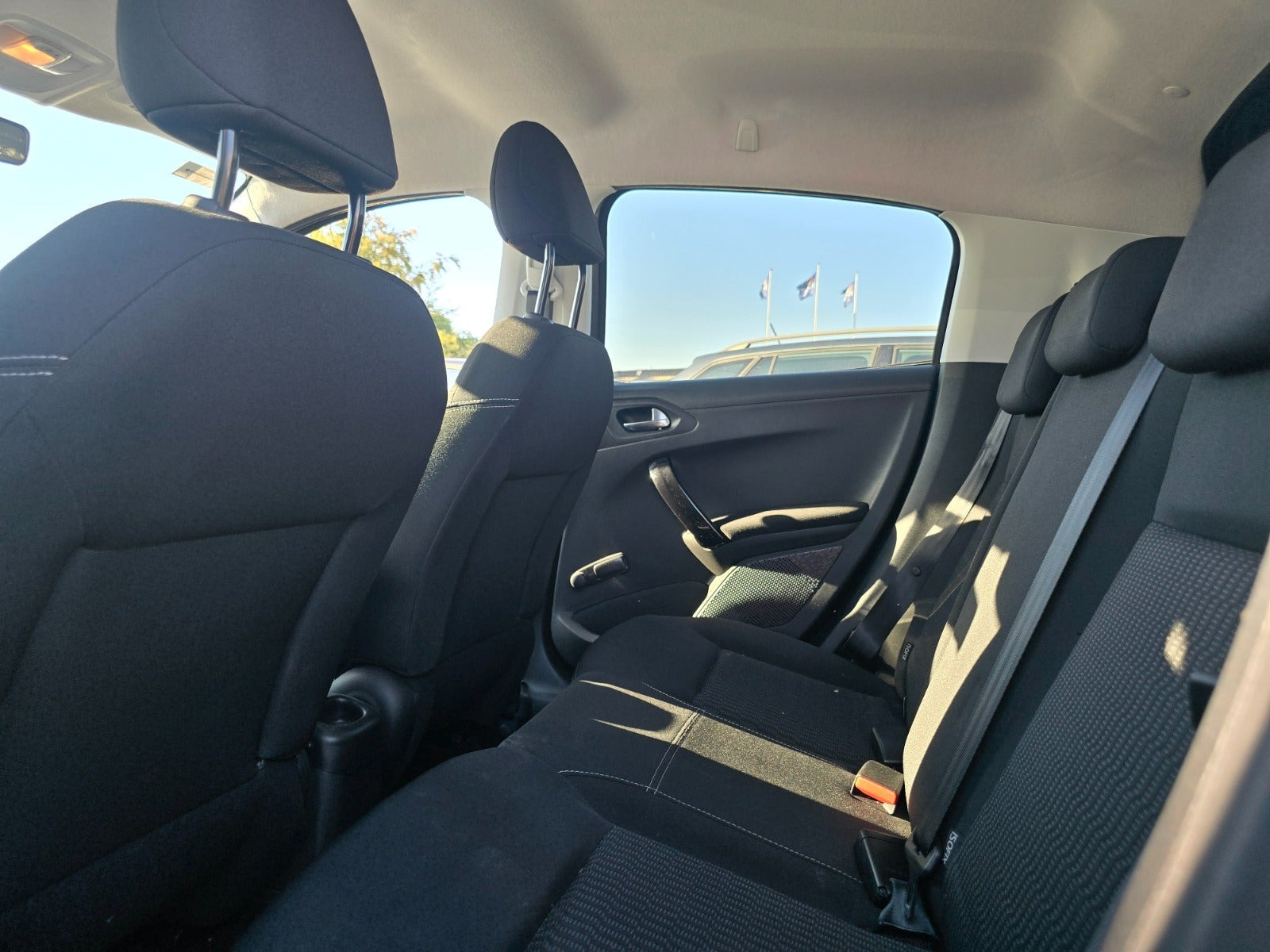 Grå Peugeot 208 fra 2019