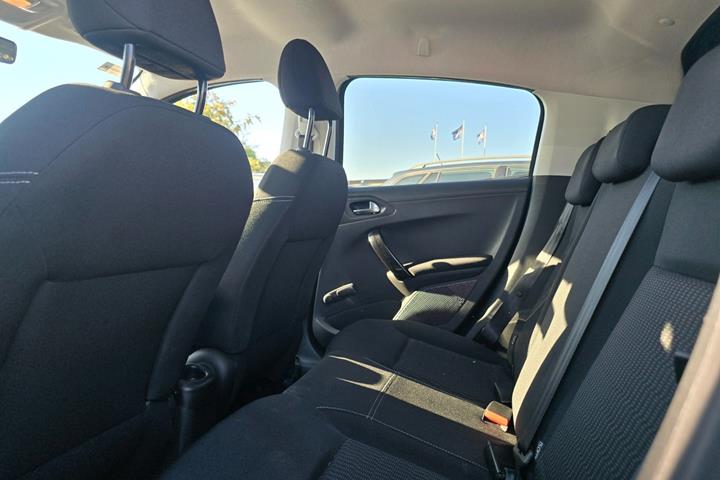 Grå Peugeot 208 fra 2019