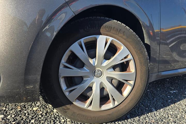 Grå Peugeot 208 fra 2019