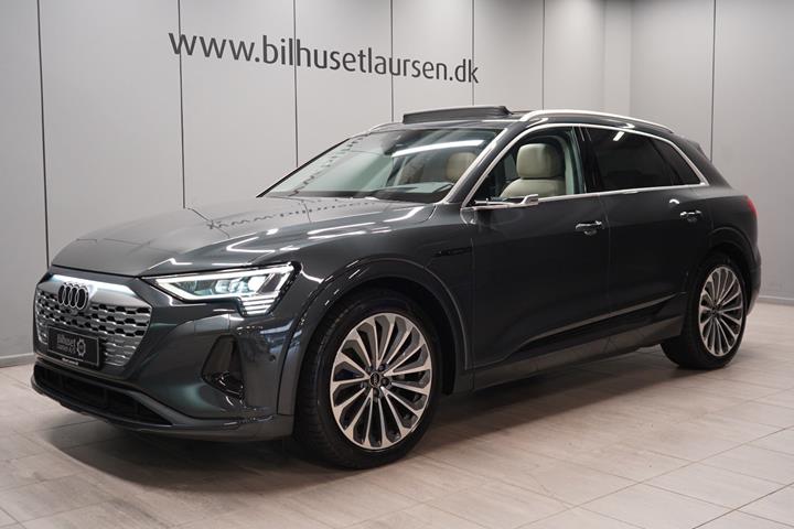 Grå Audi Q8 e-tron fra 2024