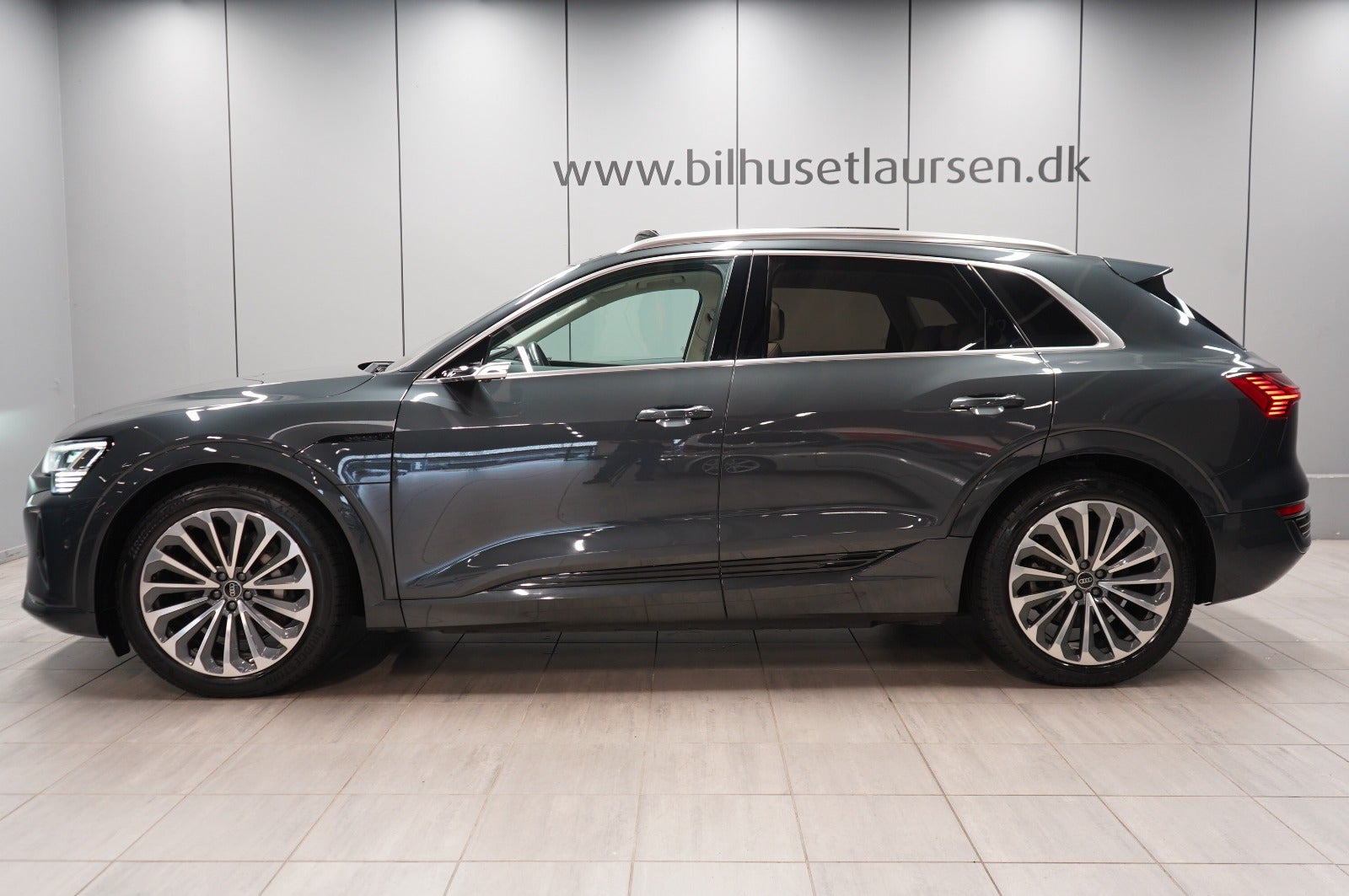 Grå Audi Q8 e-tron fra 2024