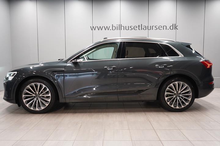 Grå Audi Q8 e-tron fra 2024