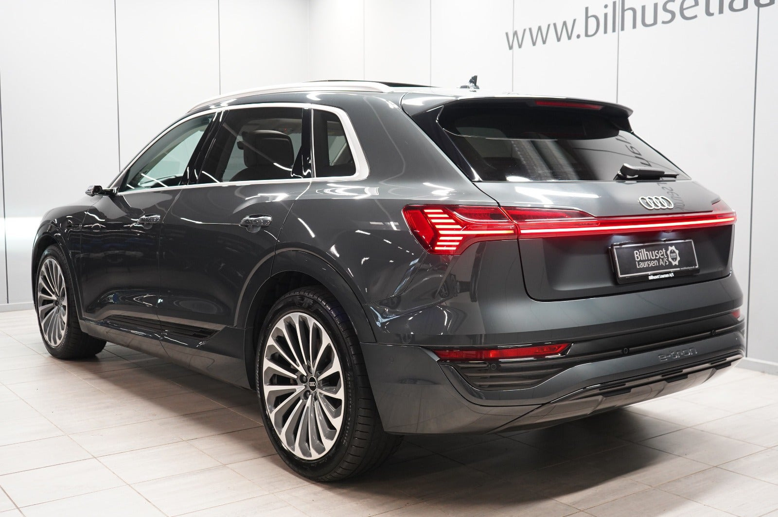 Grå Audi Q8 e-tron fra 2024