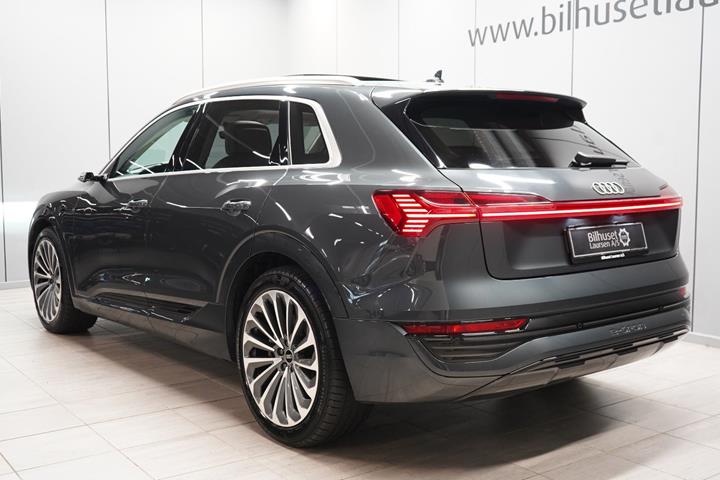Grå Audi Q8 e-tron fra 2024
