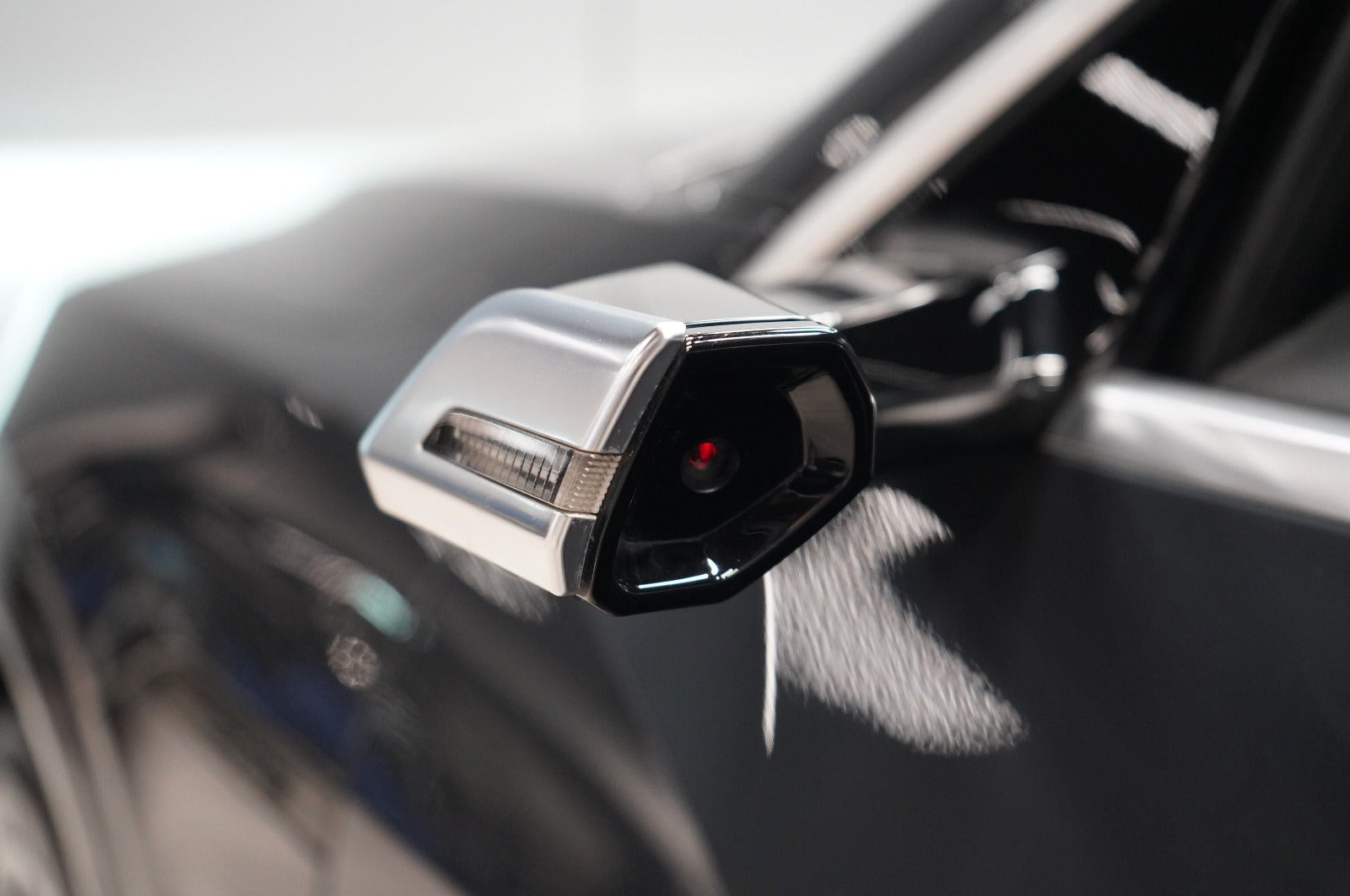 Grå Audi Q8 e-tron fra 2024