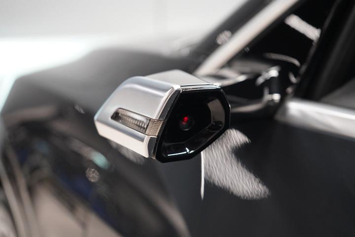Grå Audi Q8 e-tron fra 2024