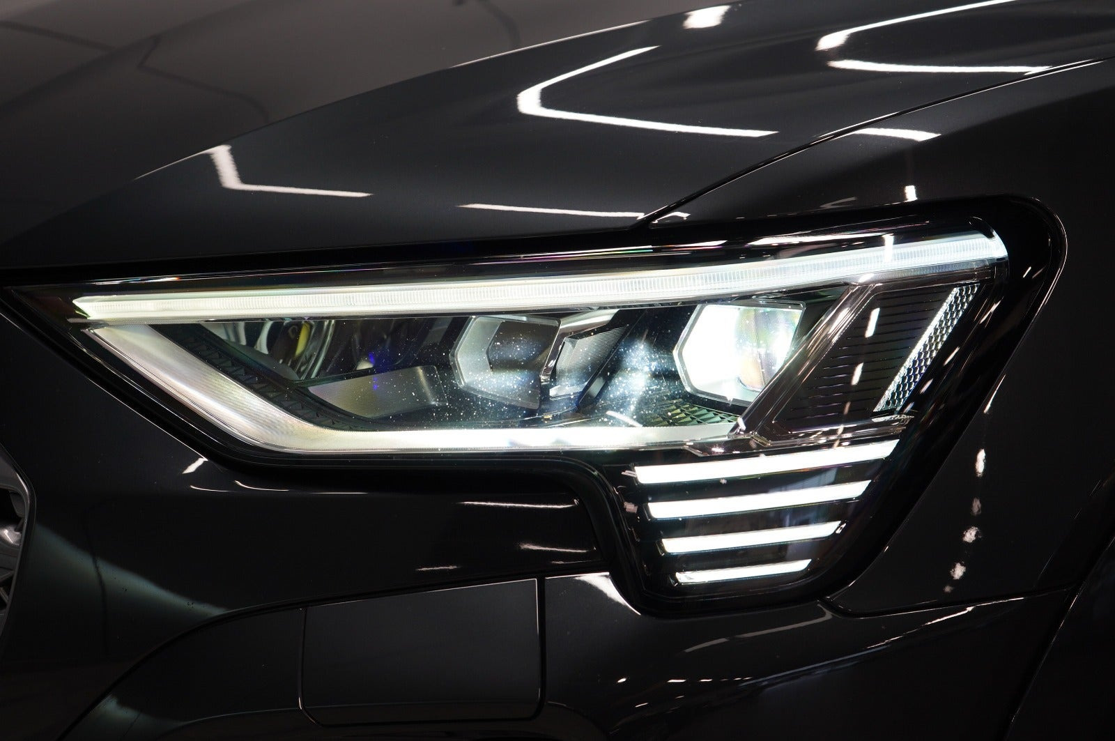 Grå Audi Q8 e-tron fra 2024