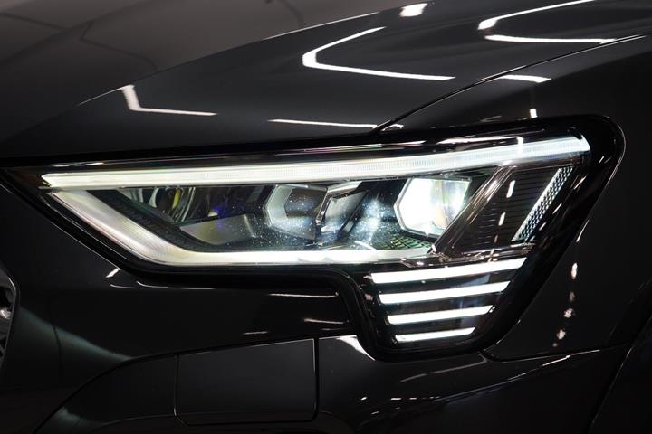 Grå Audi Q8 e-tron fra 2024