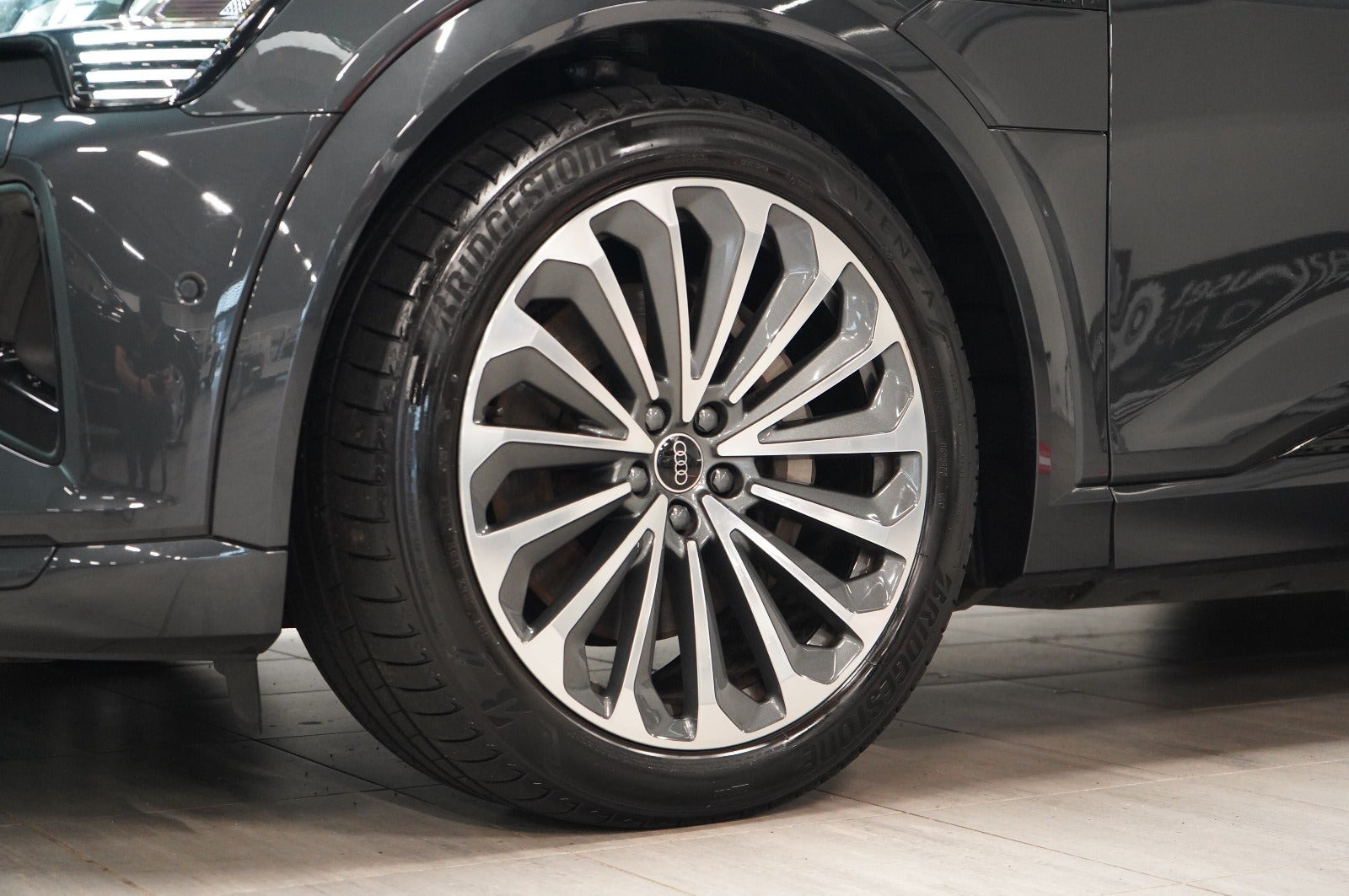 Grå Audi Q8 e-tron fra 2024