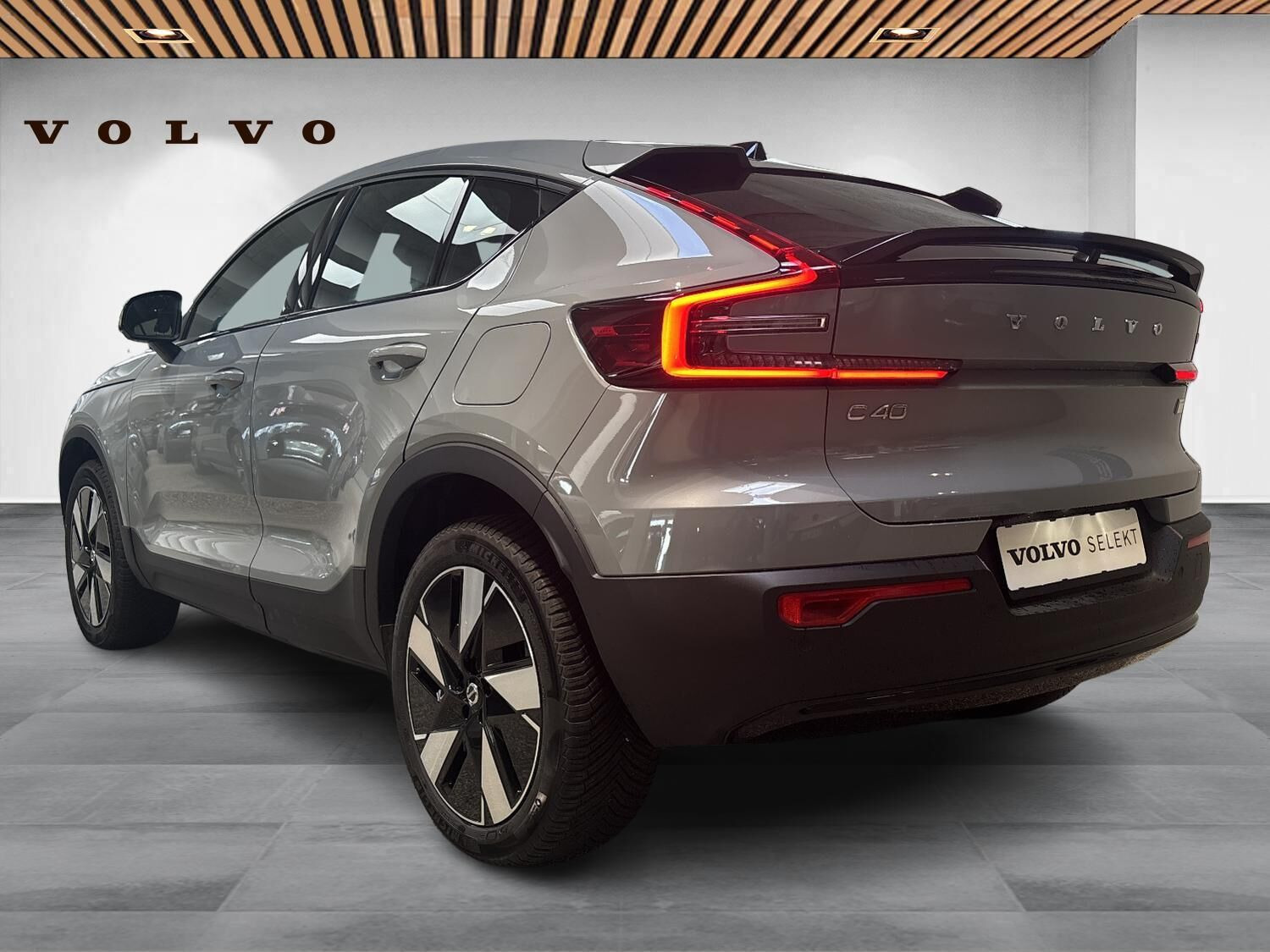 Grå Volvo C40 fra 2024