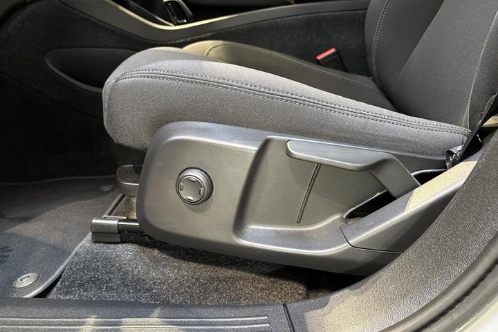 Grå Volvo C40 fra 2024