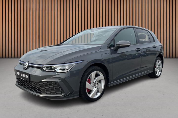 Grå VW Golf VIII fra 2021