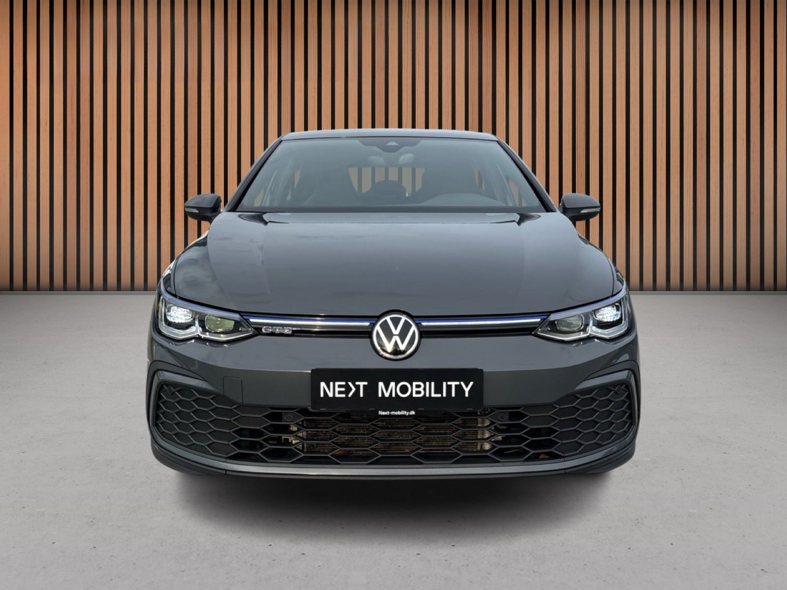 Grå VW Golf VIII fra 2021