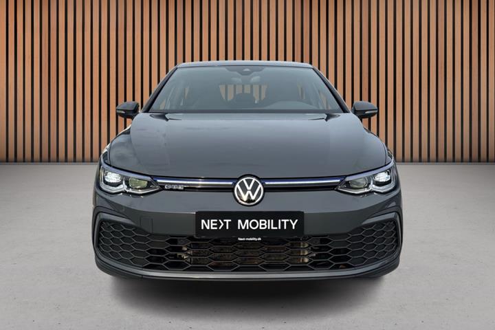 Grå VW Golf VIII fra 2021