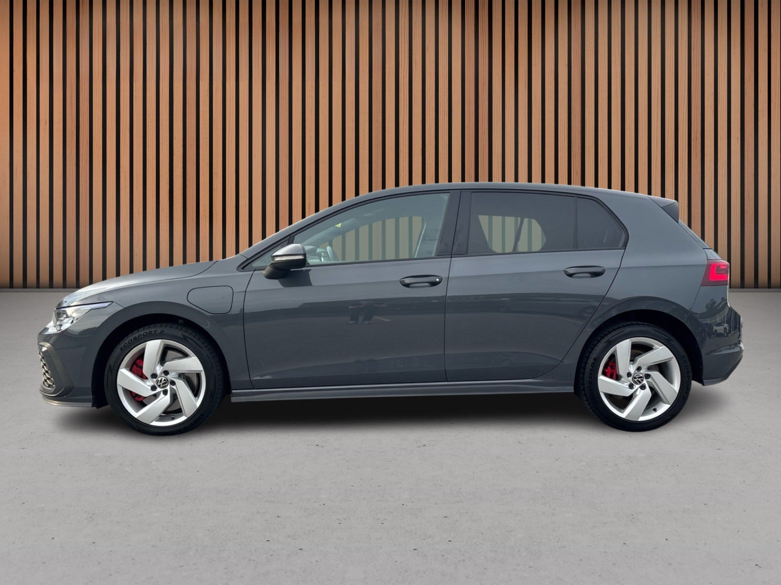 Grå VW Golf VIII fra 2021