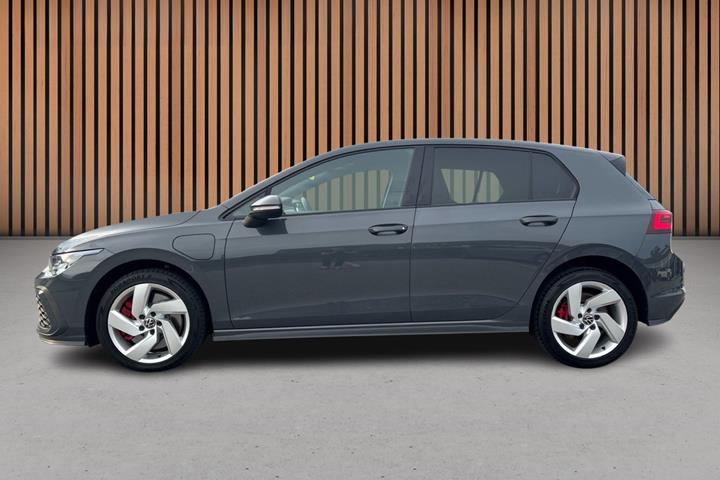 Grå VW Golf VIII fra 2021