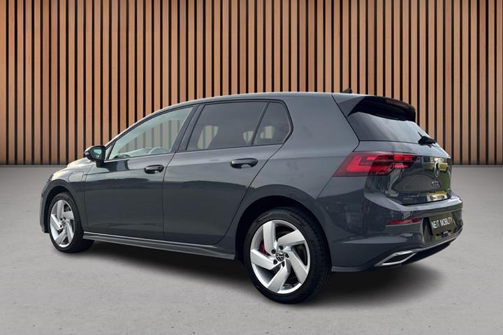 Grå VW Golf VIII fra 2021