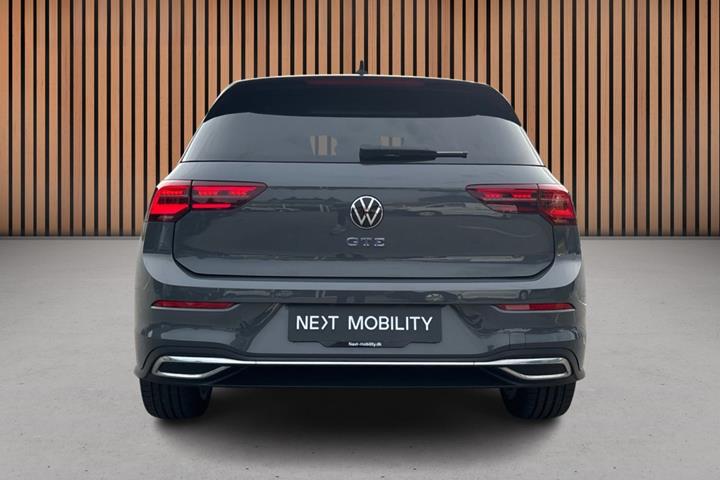 Grå VW Golf VIII fra 2021