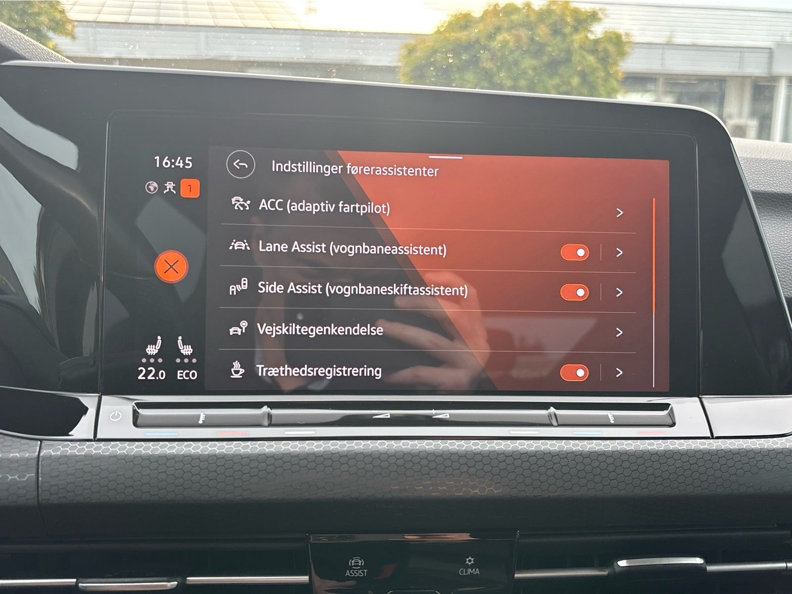 Grå VW Golf VIII fra 2021