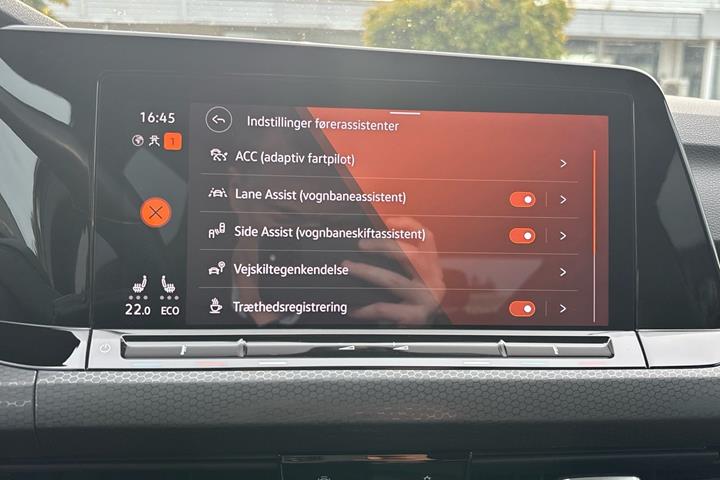 Grå VW Golf VIII fra 2021