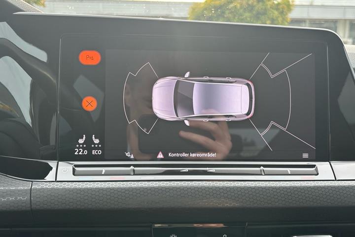 Grå VW Golf VIII fra 2021