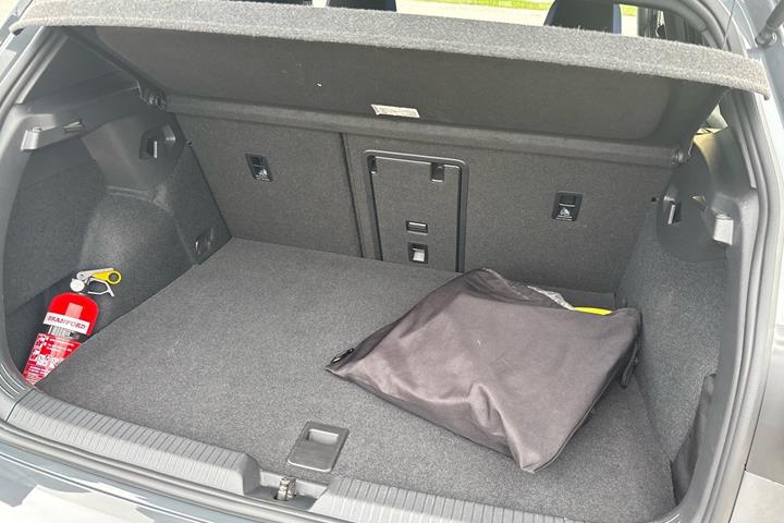 Grå VW Golf VIII fra 2021